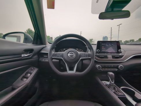 Used 2024 Nissan Altima 2.5 SV FWD image 14