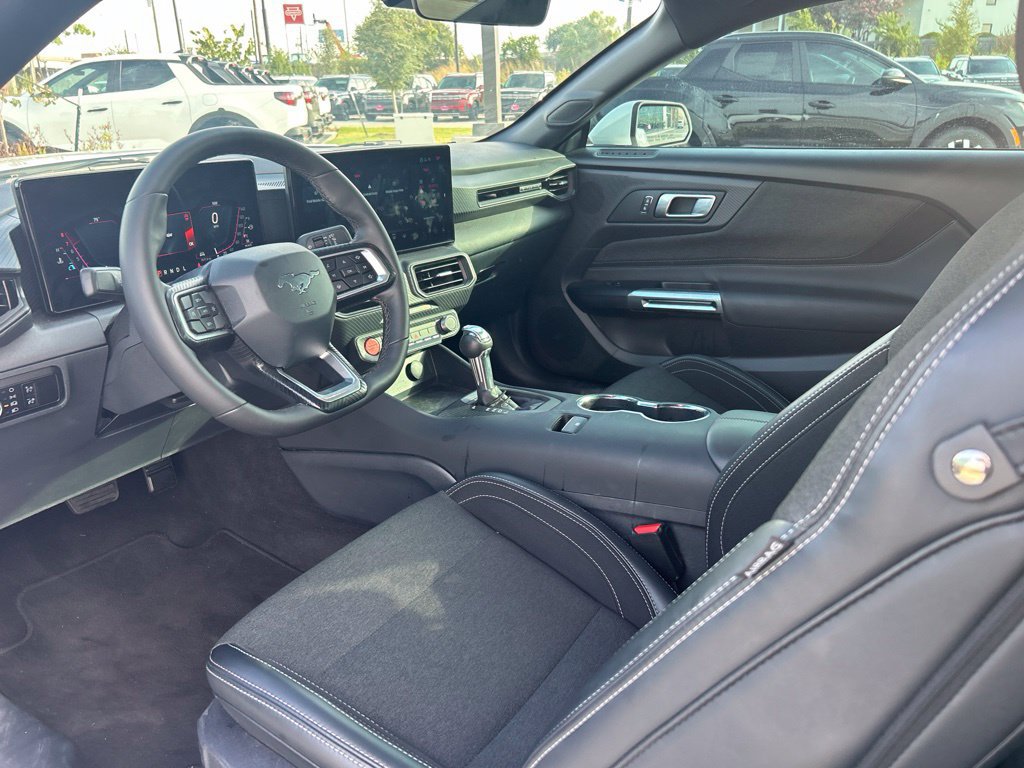 Used 2025 Ford Mustang Coupe RWD image 18