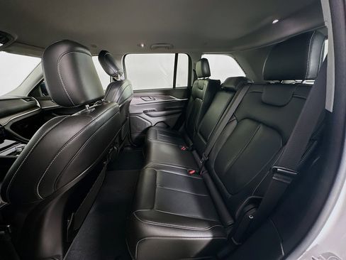 Used 2023 Jeep Grand Cherokee Limited w/ Black Appearance Package image 28