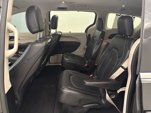 Used 2017 Chrysler Pacifica Touring-L Plus FWD image 10