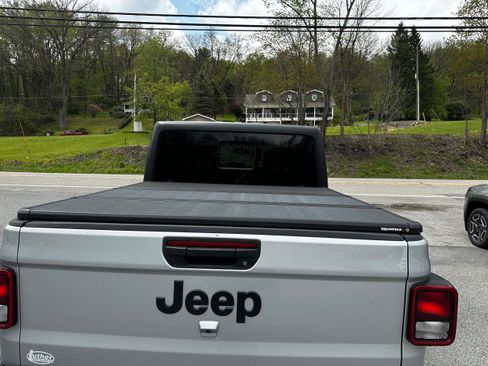 Used 2022 Jeep Gladiator Sport AWD/4WD image 16