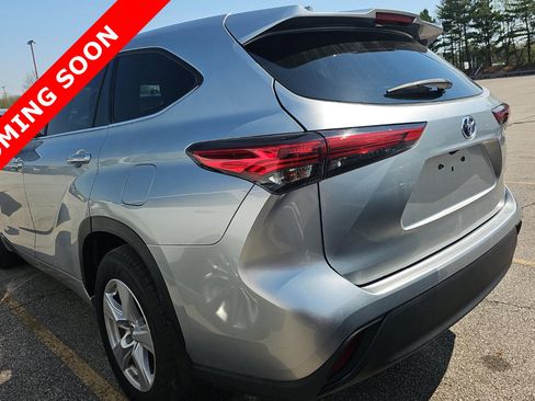 Used 2021 Toyota Highlander LE image 4