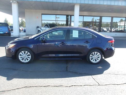 Used 2023 Toyota Corolla XLE w/ Carpet Mat Package (TMS) FWD image 2