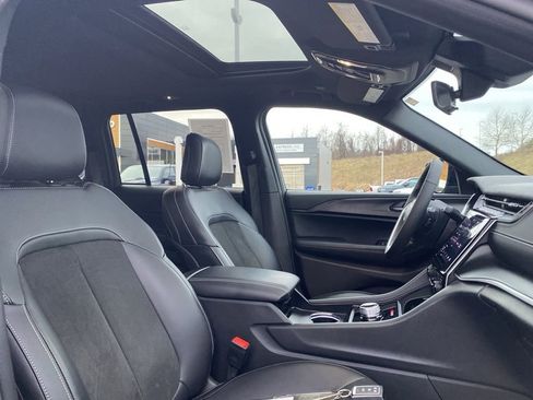 Used 2025 Jeep Grand Cherokee Altitude image 11