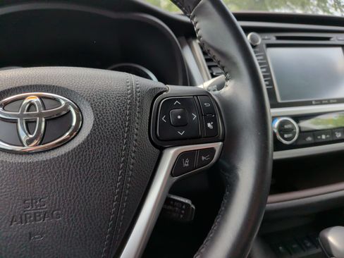 Used 2019 Toyota Highlander XLE AWD/4WD image 24