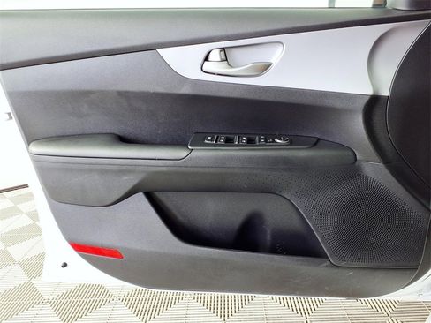 Used 2022 Kia Forte LXS w/ LXS Technology Package image 8