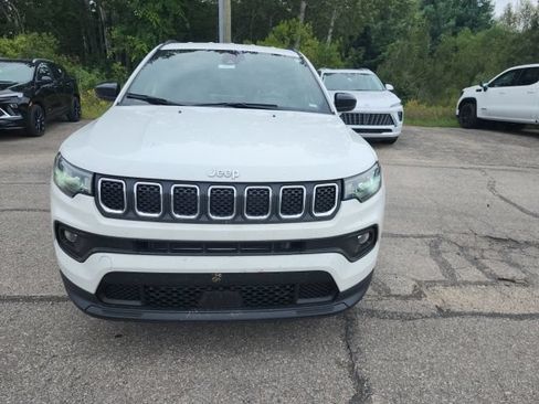 Used 2024 Jeep Compass Latitude w/ Altitude Special Edition AWD/4WD image 8