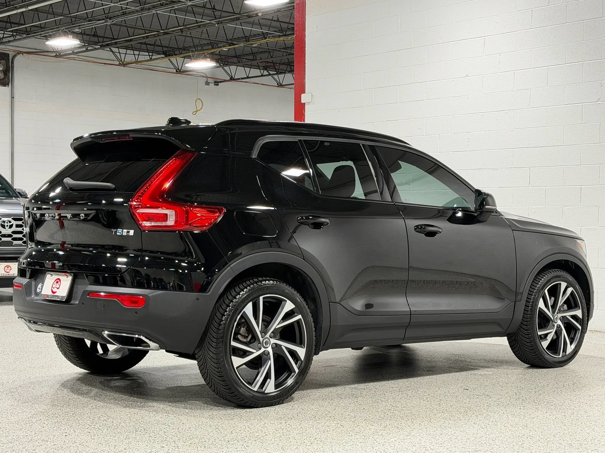 Used 2019 Volvo XC40 T5 R-Design AWD/4WD image 6