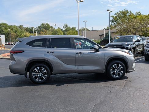 Certified 2025 Toyota Highlander XLE AWD/4WD image 9