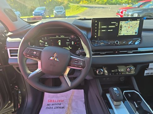 New 2025 Mitsubishi Outlander SE image 15