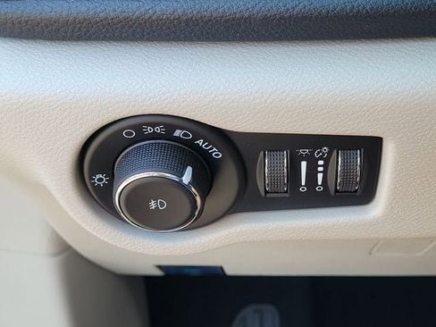 Used 2021 Chrysler Pacifica Touring FWD image 27
