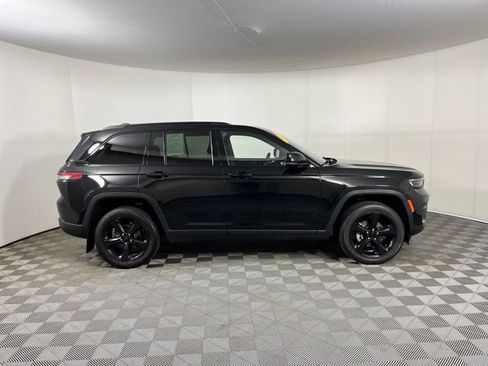 Used 2023 Jeep Grand Cherokee Altitude image 8