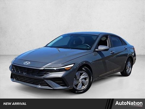 Used 2025 Hyundai Elantra SE image 1