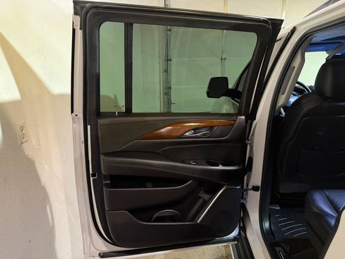 Used 2020 Cadillac Escalade ESV Luxury AWD/4WD image 12