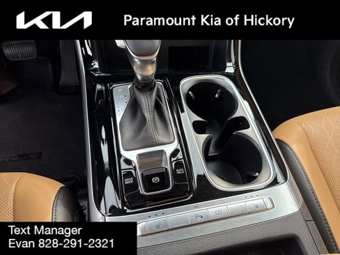 Used 2023 Kia Carnival EX image 30