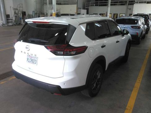 Used 2024 Nissan Rogue S FWD image 3