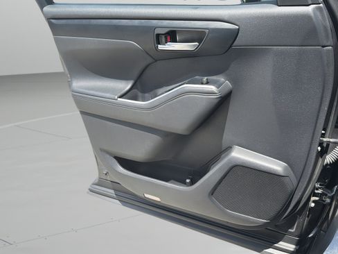 Certified 2024 Toyota Highlander XLE FWD image 25