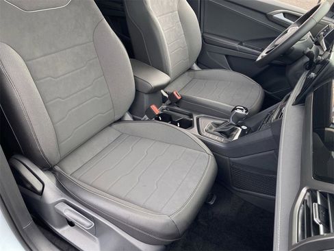 New 2026 Volkswagen Taos SE image 7