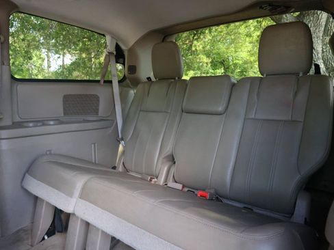 Used 2014 Chrysler Town & Country Touring FWD image 20