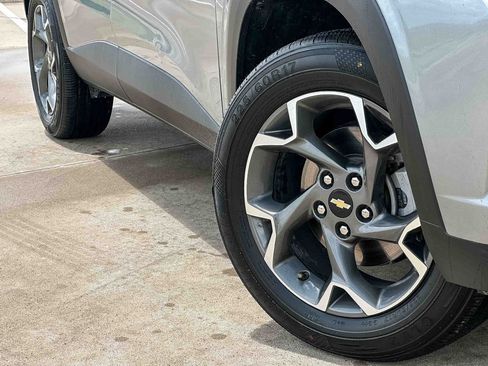 Used 2025 Chevrolet Trax LT w/ Driver Confidence Package FWD image 9