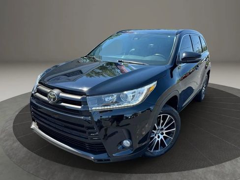 Used 2018 Toyota Highlander SE image 2