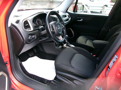 Used 2017 Jeep Renegade Latitude w/ Cold Weather Group image 13