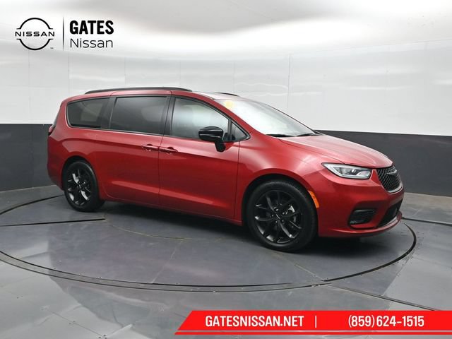 Used 2025 Chrysler Pacifica Limited FWD image 1