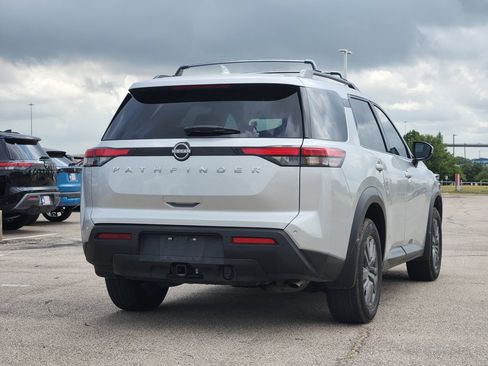 Used 2025 Nissan Pathfinder SV w/ SV Premium Package FWD image 3