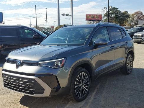 Certified 2025 Volkswagen Taos SE w/ Panoramic Sunroof Package image 32