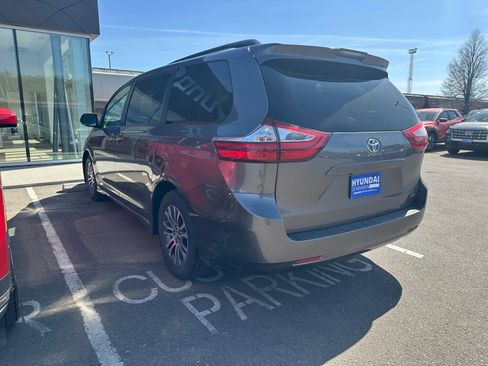Used 2018 Toyota Sienna XLE FWD image 4