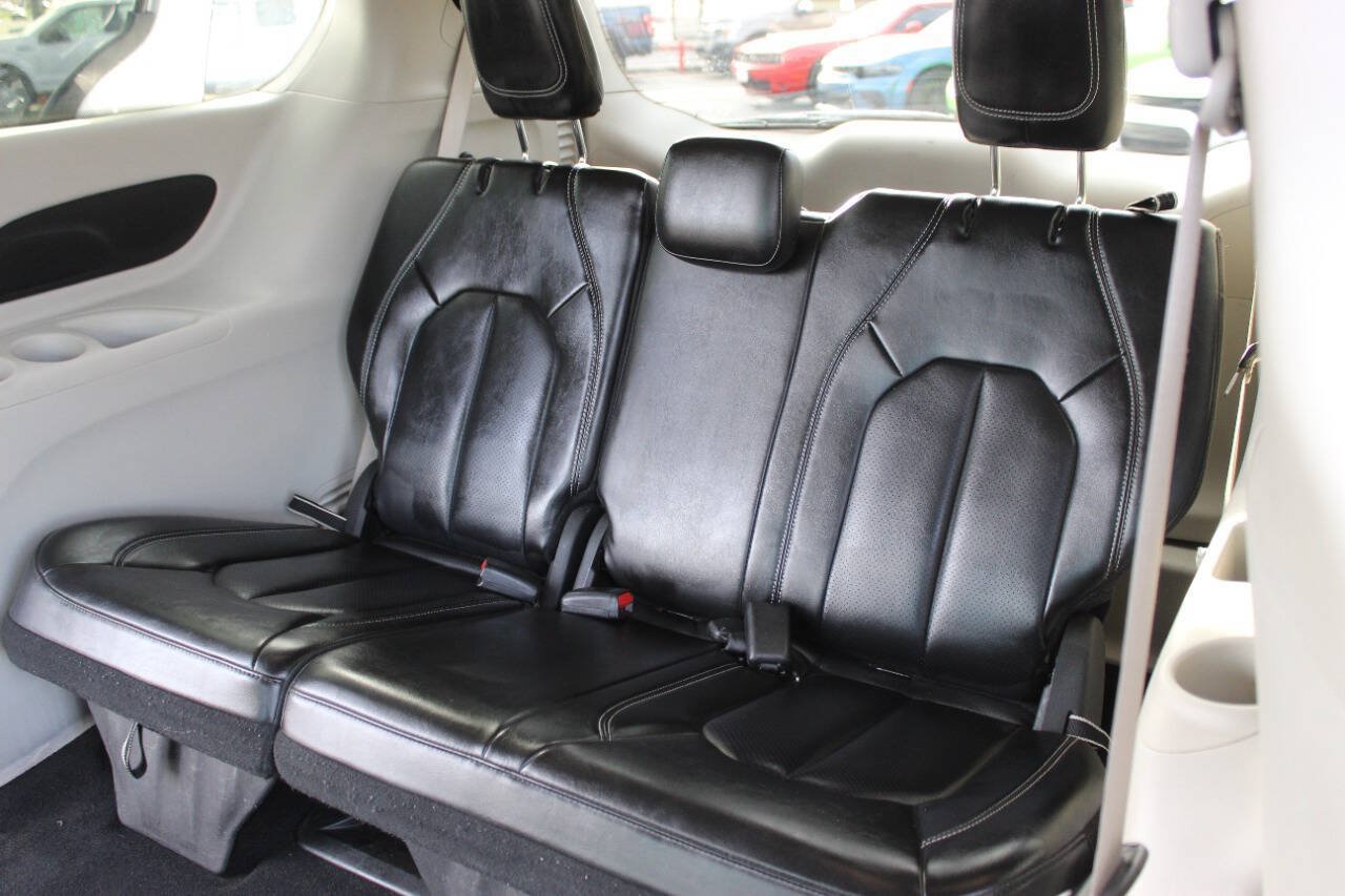 Used 2023 Chrysler Pacifica Touring-L FWD image 15