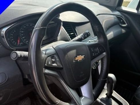 Used 2018 Chevrolet Trax LT w/ LT Convenience Package FWD image 16