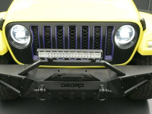 Used 2023 Jeep Wrangler Unlimited Sahara w/ Cold Weather Group AWD/4WD image 17