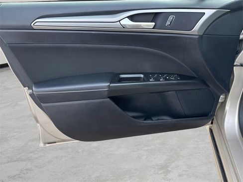 Used 2017 Ford Fusion SE w/ Fusion SE Technology Package image 19