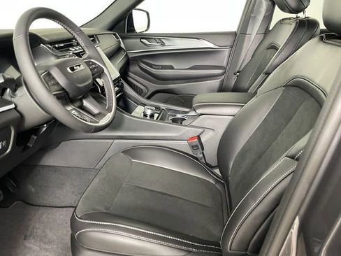 New 2025 Jeep Grand Cherokee Altitude image 2