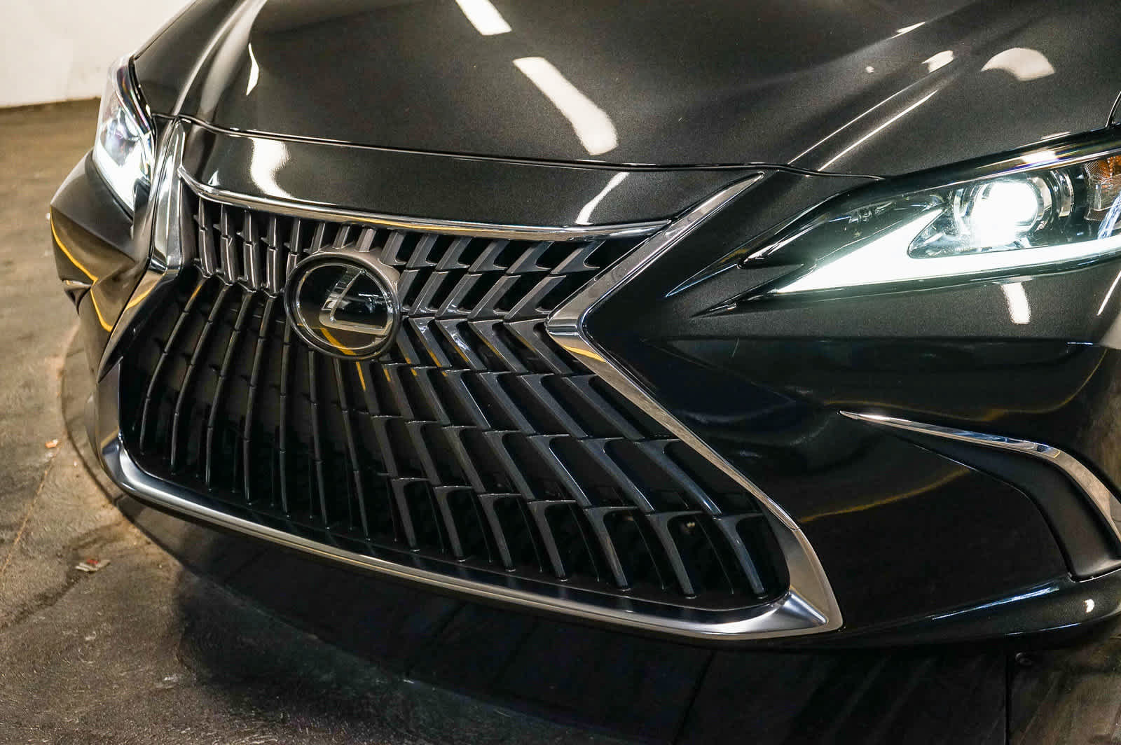 Used 2024 Lexus ES 350 w/ Accessory Package (Z2) FWD image 5