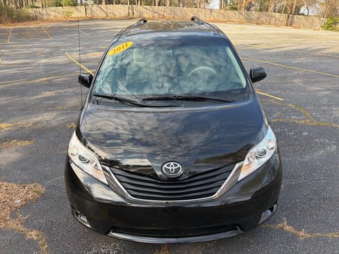 Used 2011 Toyota Sienna LE FWD image 14