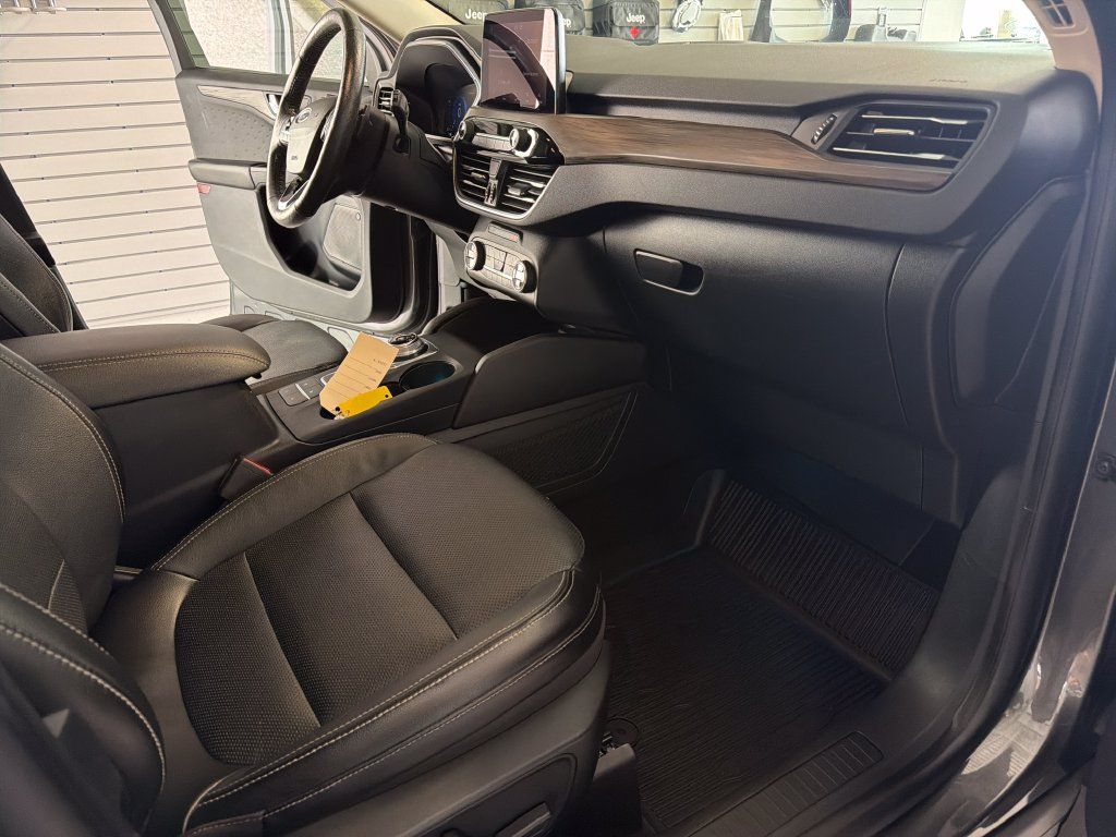 Used 2020 Ford Escape Titanium AWD/4WD image 18