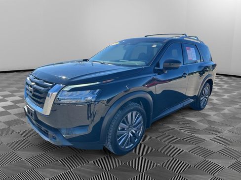 Used 2023 Nissan Pathfinder SL w/ SL Premium Package image 3