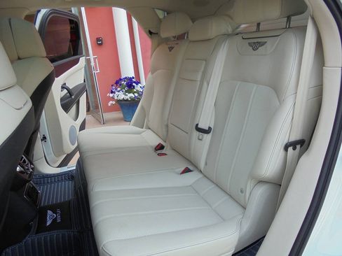 Used 2019 Bentley Bentayga AWD/4WD image 12
