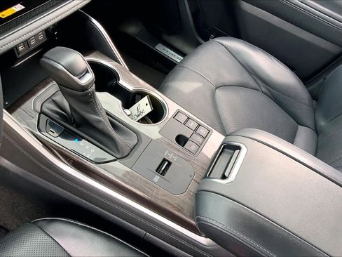 Used 2023 Toyota Highlander Limited image 16