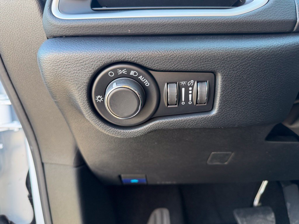 Used 2026 Chrysler Voyager LX FWD image 17