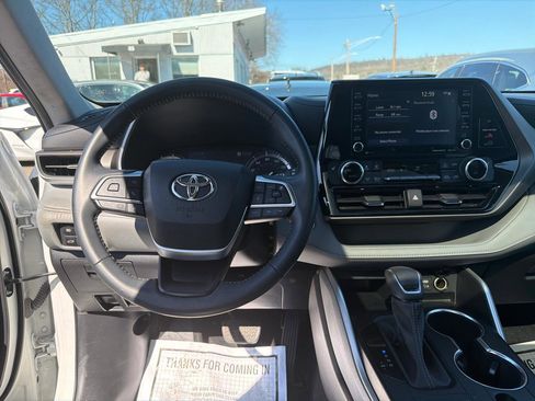 Used 2022 Toyota Highlander XLE image 23