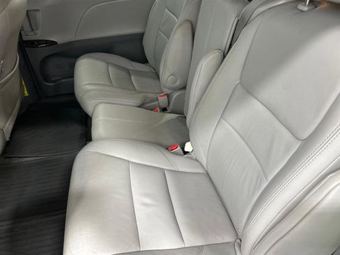 Used 2015 Toyota Sienna XLE image 16