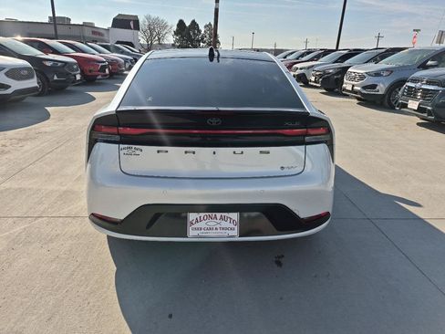 Used 2024 Toyota Prius XLE FWD image 6