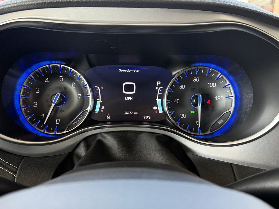 Used 2025 Chrysler Pacifica Limited FWD image 18
