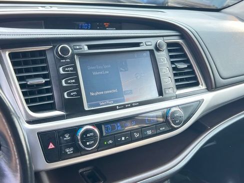 Used 2017 Toyota Highlander XLE w/ Carpet Mat Package AWD/4WD image 17