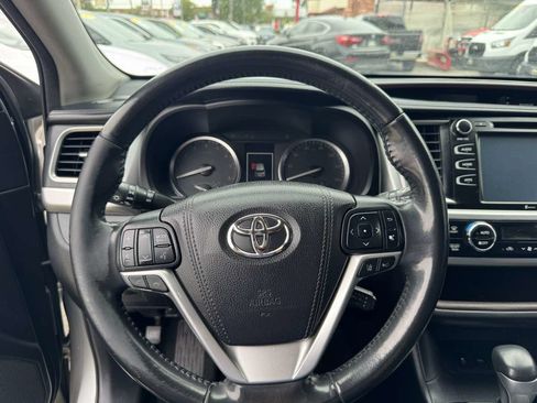 Used 2017 Toyota Highlander XLE w/ Carpet Mat Package AWD/4WD image 7