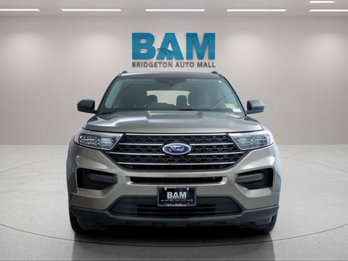 Used 2021 Ford Explorer XLT AWD/4WD image 2