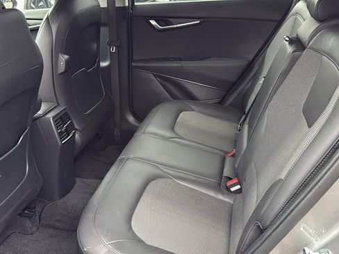Used 2023 Kia Niro EX image 11